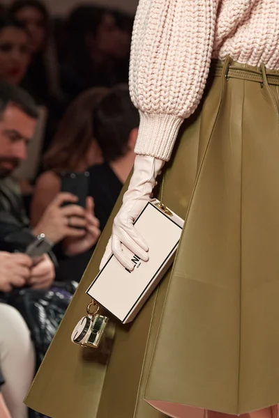 Look 60